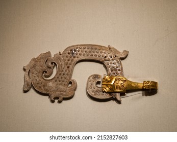 

Gold Tiger Head and Jade Dragon Belt Hook Buckle, Ancient China Western Han Dynasty.