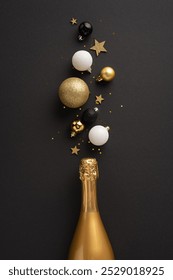 Garrafa de champanhe vertical de ouro com baubles festivos e estrelas em um fundo escuro, simbolizando celebração e festividades de Ano Novo