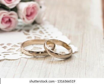 gold wedding rings arrangement