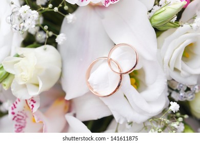 Gold wedding rings on flower . Decorating the  ceremony.