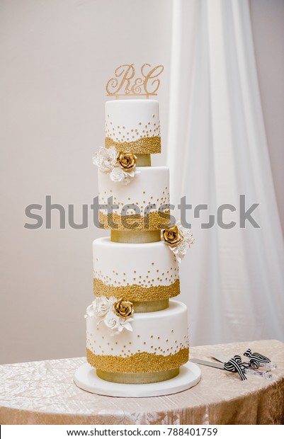 Gateau De Mariage Blanc Et Dore Photo De Stock Modifiable Gateau De Mariage Blanc Et Dore Photo De Stock Modifiable