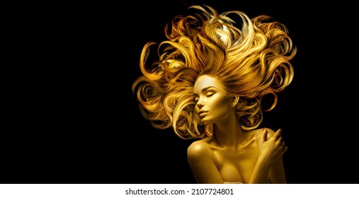 Gold Weibliche Haut und Haare, Schönheitsmädchen mit goldenem Make-up, Lange Haare auf schwarzem Hintergrund. Gold leuchtende Haut und flatterndes Haar. Metallic, Brillanz-Modefotos, Frisur, Kunstdesign