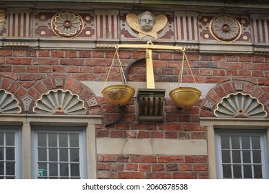 Golden balance on the ancient house Stadtwaage (weigh house), from 1587 in the Hanseatic city of Bremen. The house was used to weigh goods in the Middle Ages.
