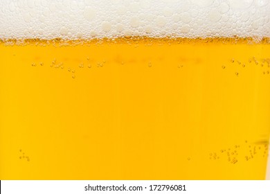 Goldenes Bier mit Schaumstoff