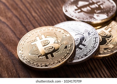 goldene Bitcoin auf Geldbilderhintergrund