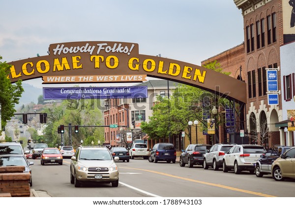 Golden, Colorado/USA - 05.04,2015: Welcome to
Golden sign in the main street of Golden, Colorado. Cars and
buildings in the beautiful old
town.