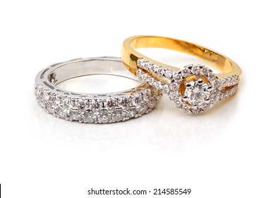 Goldener Diamantring und zeitgenössischer Diamant einzeln auf weißem Hintergrund