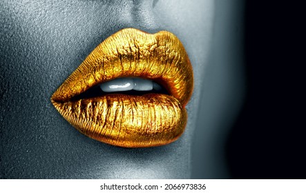 Goldener Lippenstift, Nahaufnahme. Metallgold-Lippen. Schöne Make-up. Sexy Lippen, helle Farbe auf dem schönen Mädchenmund, Nahaufnahme. Klack und weiß. Metallischer Lipstick, Nahaufnahme. Einzeln auf schwarzem Hintergrund