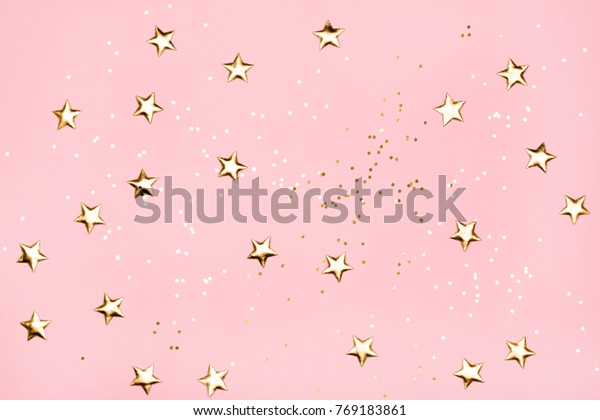 ピンクの背景に金色の星 お祭り気分のホリデーパステル背景 の写真素材 今すぐ編集