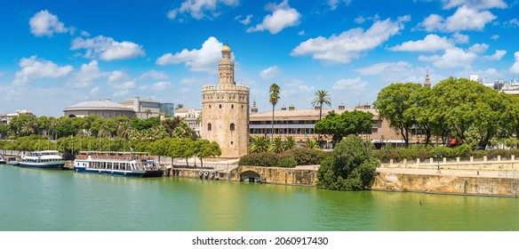 Goldener Turm (Torre del Oro) entlang des Guadalquivir Flusses in Sevilla an einem schönen Sommertag, Spanien