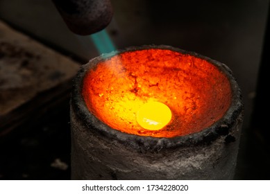 Goldsmith makes gold necklace,Melting Gold by high fire voltage in crucible, which tradition method.