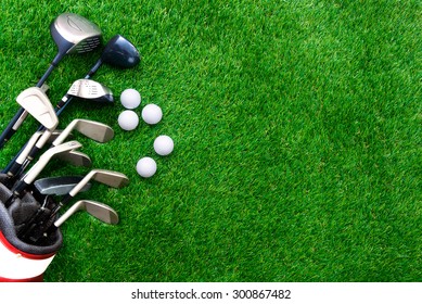 Golfball und Golfclub in Tasche auf grünem Gras