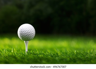 Golfball auf Abschlag bereit zum Schuss