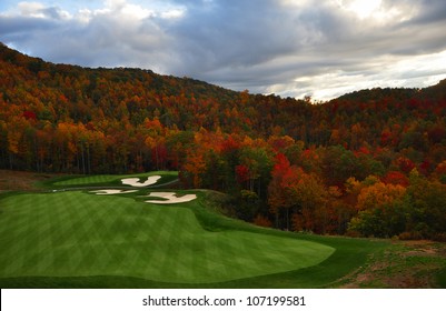 Golfplatz eingebettet in die North Carolina Berge im Herbst