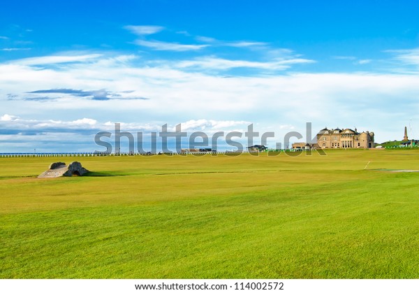 Golf St Andrews old course links, fairway and stone bridge on Hole 18 ...