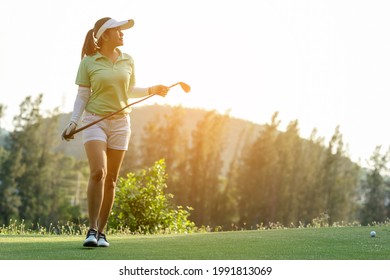 Golfer-Sportplatz Golfplatz Golf Fairway. Die Lifestyle-Frau entspannt sich, nachdem sie den Golfball auf dem Grünen geschwenkt hat.  Asiatische Spielerinnen im Sommer. Gesundes und sportliches Freien