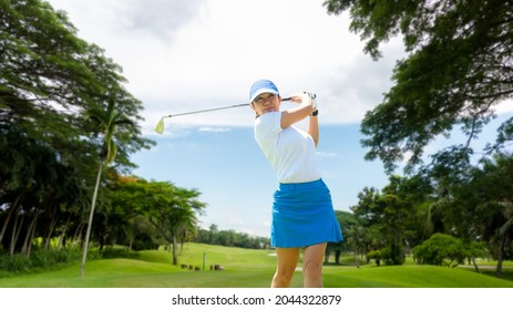 Golfer-Sportplatz Golfplatz Golf Fairway. Menschen Lifestyle Frau spielen Golf Tee aus blauem Himmel Hintergrund. Asiatische Spielerinnen im Sommer. Gesundes und sportliches Freien