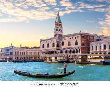 Gondola frente al Palacio del Doge en Venecia, Italia