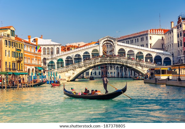 イタリア ベネチアのリアルト橋付近のゴンドラ の写真素材 今すぐ編集