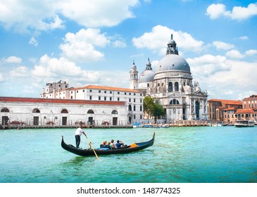 Gondola en el Canal Grande con la Basílica de Santa Maria della Salute en el fondo, Venecia, Italia