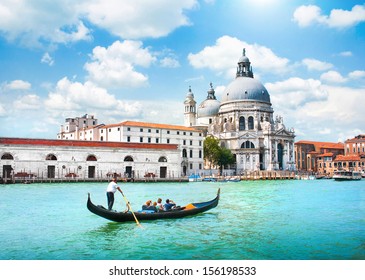 Gondola en el Canal Grande con la Basílica de Santa Maria della Salute en el fondo, Venecia, Italia