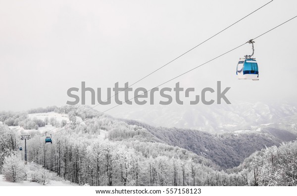 Gondola ski lift\
