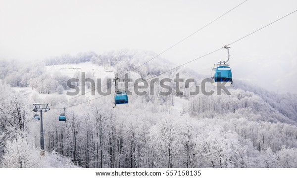 Gondola ski lift\
