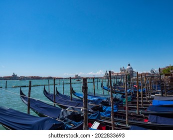Góndolas amarradas en un canal de Venecia