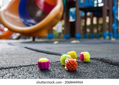 The gonggitdol of various colors on the floor of the playground