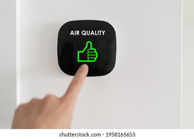 Gute Luftqualität Indoor Smart Home Heimkino Touchscreen System. Luft. Frauen berühren Touchscreen Prüfung Luftreiniger Filter auf grüner Ebene mit Daumen nach oben Grafiken.