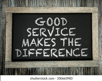 Guter Service macht den Unterschied, der auf der Tafel geschrieben ist
