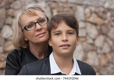 Good-looking, Single-parent Mom And Teen Son In The Park. Photo Close Up And  Copy Space. Cohesion, Friendship And Family Relations. 