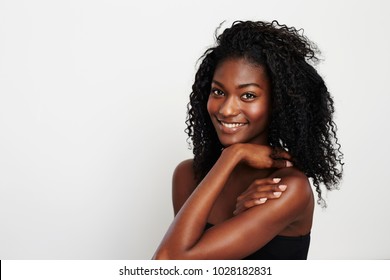 Wunderschönes schwarzes Mädchen, das mit der Kamera lächelt