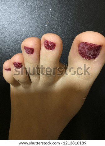 Gorgeous glittery dark pink toenails 