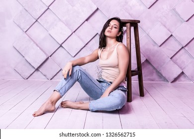 Featured image of post Sitting Modeling Model Poses For Photo Shoots / If you&#039;re anything like us, you&#039;ve likely experienced the frustration of asking someone to take a few photos of your new outfit.