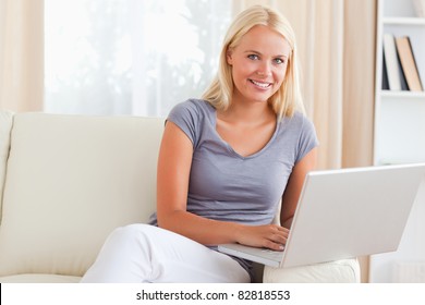 127,721 Blonde Woman With Computer Images, Stock Photos & Vectors ...