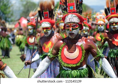 موسيقى ورقص في أكبر تجمع قبلي في بابوا غينيا الجديدة Goroka-papua-new-guinea-september-260nw-113145139