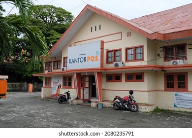 Gorontalo, Indonesia - 14 November 2021: Cagar Budaya Heritage Of Old Post Office In The City, With Mail Box (kotak Pos) At Front