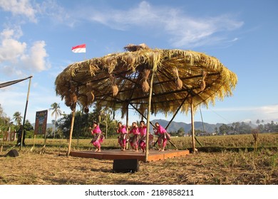 Gorontalo, Indonesia – May 10, 2018 : The Children Dancing At The Harvest Party In Field. Children Folk Dance Performance At The Field.