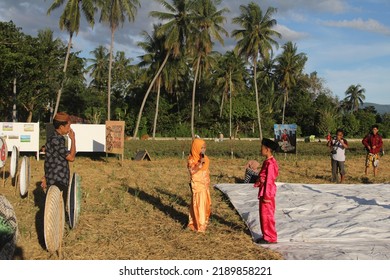 Gorontalo, Indonesia – May 10, 2018 : The Children Dancing At The Harvest Party In Field. Children Folk Dance Performance At The Field.