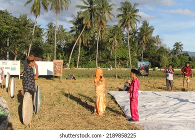 Gorontalo, Indonesia – May 10, 2018 : The Children Dancing At The Harvest Party In Field. Children Folk Dance Performance At The Field.