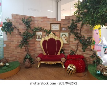 GOSFORD, AUSTRALIA - Dec 30, 2018: A Christmas Santa Set Up For A Photoshoot In Shopping Mall