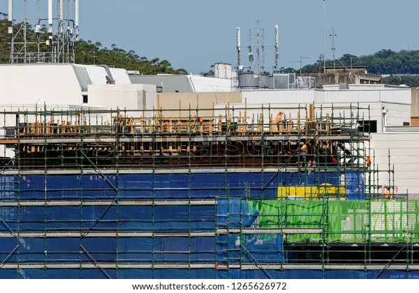Gosford,
New South Wales, Australia - October 30, 2018: Construction and
building work on Gosford Hospital redevelopment and New car parking
facilities. Progress Update
H60ed.





