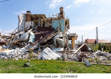 Gostomel, Region Kiew, Ukraine - 03.05.2022: Chaos und Zerstörung auf den Straßen von Gostomel als Folge des Angriffs von russischen Invasoren. Krieg in der Ukraine.