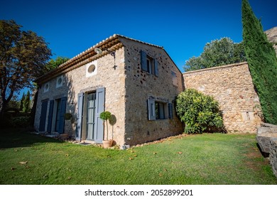 Goult, France - 24th September 2021 : A Beautiful House Outbuilding From The South Of France With Garden, In A Luxuriouse Residential House