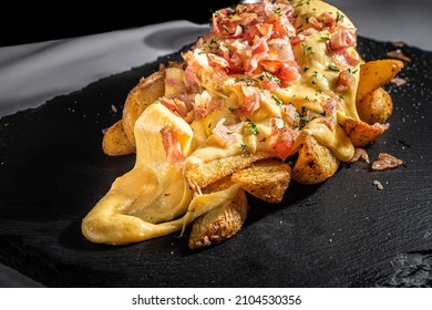 Gourmet potato wedges with cheese sauce