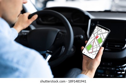 GPS Service App. Männlicher Fahrer, der während der Fahrt mit dem Smartphone die Navigation nutzt, seinen Standort verfolgt, die Stadtwege überprüft und den Zielort entfernt, Kreativkollage