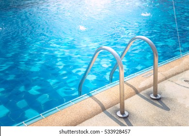 Grab-Bars-Leiter im blauen Pool