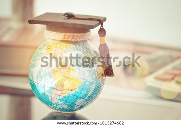 レーダーの背景に地球の上部の地球モデル地図に 国際的なコンセプトと卒業帽子を持つ海外の研究を段階的に進めています 卒業者へのお祝い 学問は世界的な成功をもたらす 学校に戻る の写真素材 今すぐ編集