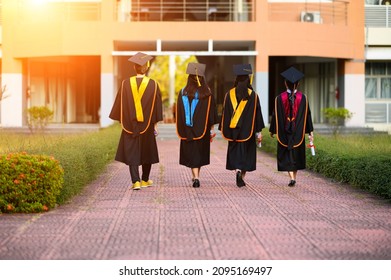 Absolventen mit schwarzen Hüten mit Hochschulabschlüssen, Concept education gratulation. Graduation Zeremonie , gratulierte den Absolventen der Universität.